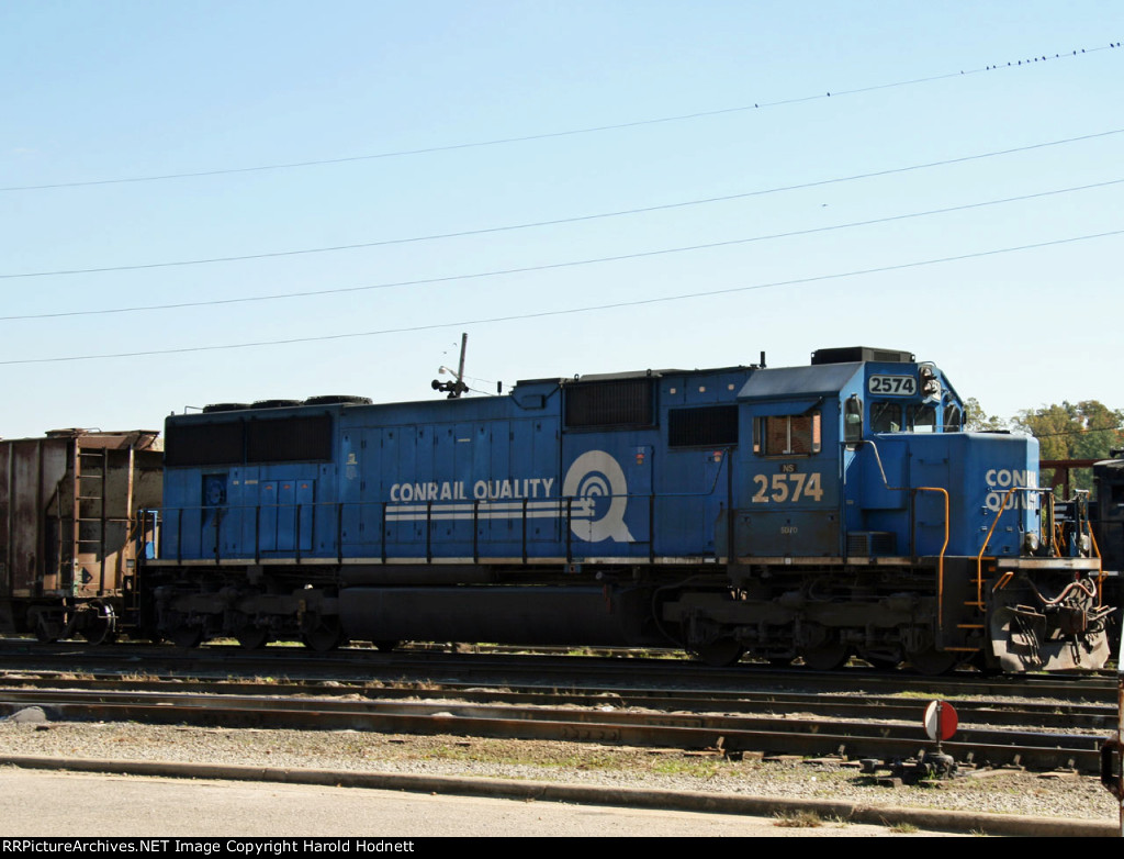 NS 2574 works the yard